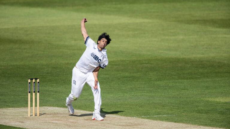 Sharma stars in fightback as Middlesex ride on Holden 182: کاؤنٹی چیمپیئن شپ میں سنسنی خیز مقابلہ